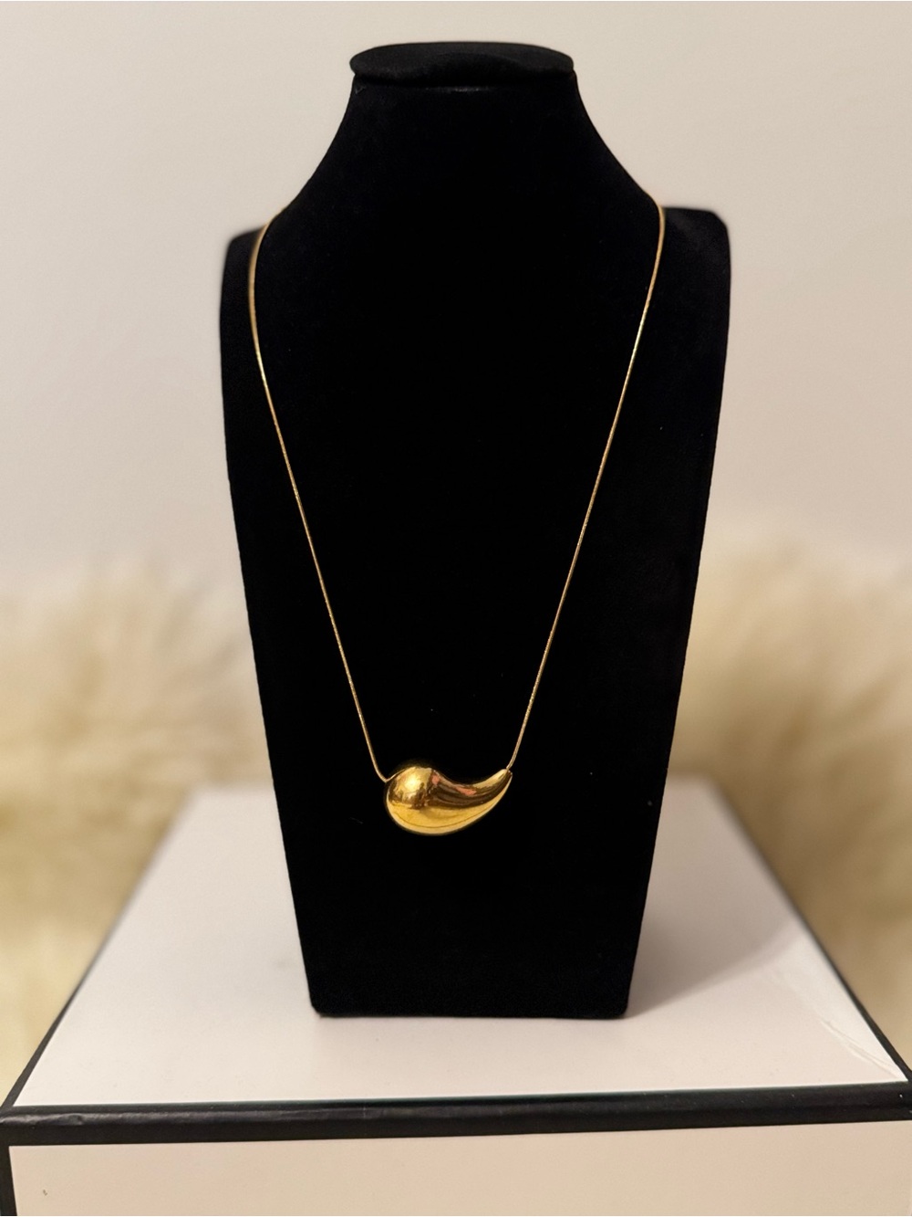 Elegant teardrop stainless steel non tarnish Pendant Necklace for Women